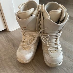 Snowboard boots